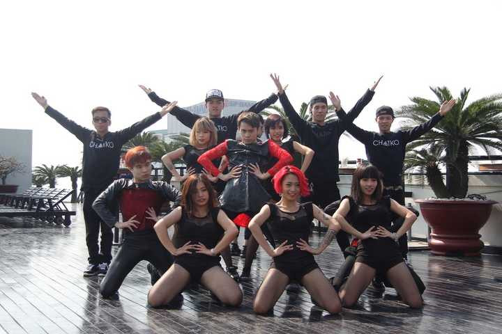 Họ đã làm không khí trở nên sôi động khi mỗi người quản lý một nhóm: Gồm nhóm ca sỹ, nhóm diễn viên, nhóm thời trang, nhóm under ground... Hàng loạt trò chơi vui như câu hỏi liên quan đến chương tình đã đươc đưa ra tạo được tiếng cười vui vẻ cho khách mời cũng như khán giả.