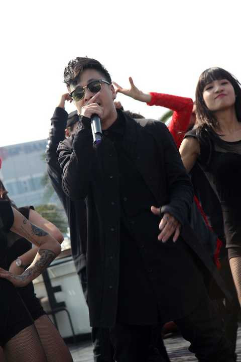 Các ca sỹ cũng rất nhiệt tình tham gia biểu diễn như Minh Quân, Thanh Duy Idol, Bảo Trâm, Nguyễn Trần Trung Quân, Min... tạo cho không khi rất sôi nổi. 