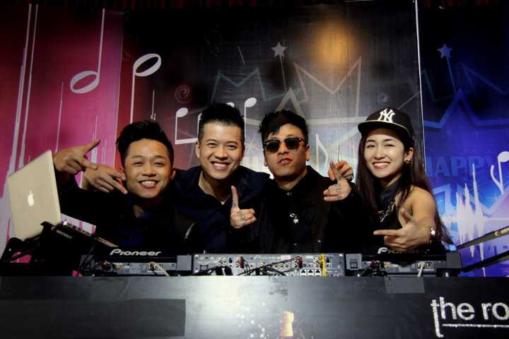 Đặc biệt trong gala kỷ niệm một năm ra đời, những phần thưởng trong các trò chơi của các khách mời đã được các nghệ sỹ chuyển thành quỹ từ thiện dành cho các bệnh nhân chạy thận ở bệnh viện Bạch Mai. Toàn bộ số tiền thực hiện được trong gala Bữa trưa vui vẻ là 165 triệu đồng sẽ được tặng cho các bệnh nhận chạy thận ở bệnh viện Bạch Mai, dự kiến sẽ diễn ra cùng Bữa trưa vui vẻ vào 29 Tết âm lịch tới đây.