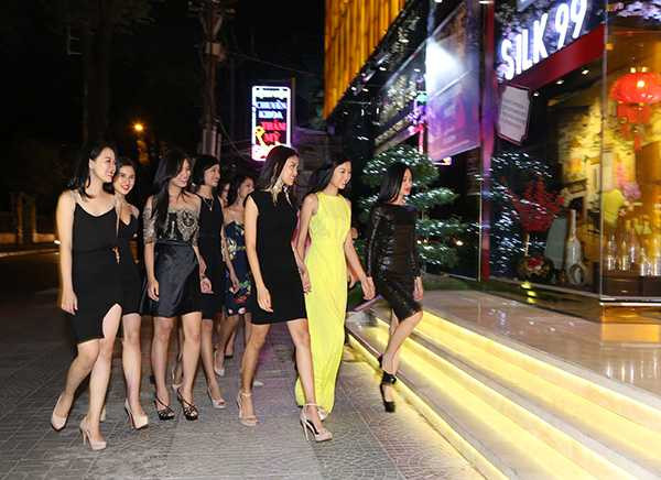 Cuộc thi “Hoa khôi Áo Dài 2014” cũng đang “nóng” lên từng ngày với sự “lột xác” của Top 12 thí sinh, sau một thời gian dài được huấn luyện tại “Lâu đài sắc đẹp”.