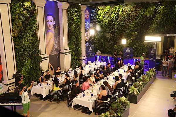 Theo đó, họ cũng đang ráo riết tập luyện qua nhiều bài học thiết thực phù hợp với tiêu chí của các cuộc thi nhan sắc lớn trên thế giới như: kỹ năng trình diễn, chụp ảnh, makeup, phát huy năng khiếu bản thân, xử lý tình huống, âm nhạc, ngoại ngữ, ẩm thực… để ngày càng hoàn thiện cũng như tự tin trở thành gương mặt xuất sắc đại diện cho Việt Nam tham gia cuộc thi Hoa hậu Thế giới.