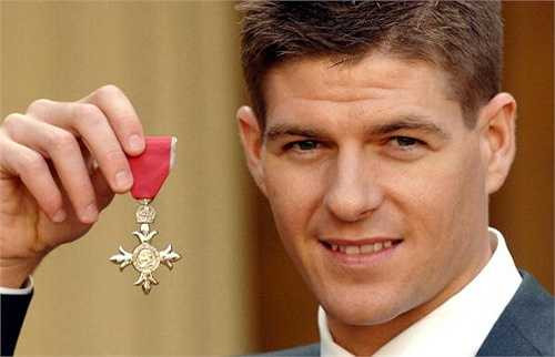 Gần cuối tháng 12/2006, đội trưởng The Kop đã giành được huy hiệu của hoàng gia Anh sau những đóng góp tuyệt vời cho bóng đá trong màu áo đỏ.