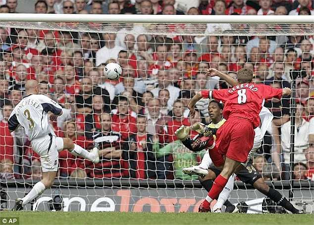 Khoảnh khắc người hùng Gerrard trong trận chung kết FA Cup 2006, anh kiến tạo 1 bàn và ghi 2 bàn, trong đó có 1 bàn từ cú sút xa từ khoảng cách đến 30m vào phút cuối cùng giúp Liverpool cân bằng tỉ số 3 - 3. Gerrard sau đó cũng sút thành công quả penalty của mình trong loạt sút phạt đền để giúp Liverpool đăng quang.