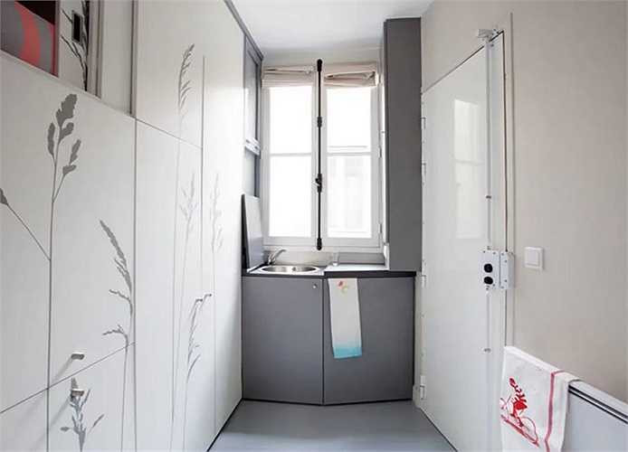 Bước vào bên trong căn hộ như một căn nhà hình ống thu nhỏ, với 1 chiếc cửa sổ hút ánh sáng bên ngoài.