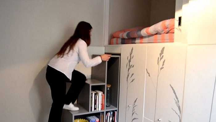 Sau khi được cải tạo, mọi thứ trở nên gọn gàng. Một chiếc tủ lớn chia thành nhiều ngăn được áp sát vào tường. Đó vừa là giường ngủ, vừa là giá sách, vừa là tủ treo quần áo và cũng có thể kéo ra làm bàn.