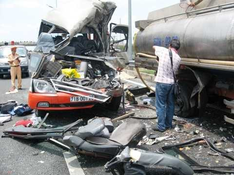 Xe khách đâm xe bồn trên cao tốc Trung Lương, 7 người chết