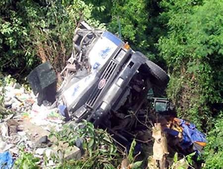 Xe ô tô rơi vực sâu, 5 quân nhân tử vong