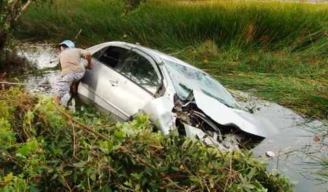 Ô tô lao xuống ruộng, 4 người chết ngạt