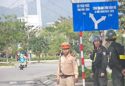 Lực lượng CSGT chốt chặn ở đường Nguyễn Tất Thành (Hải Châu, Đà Nẵng)