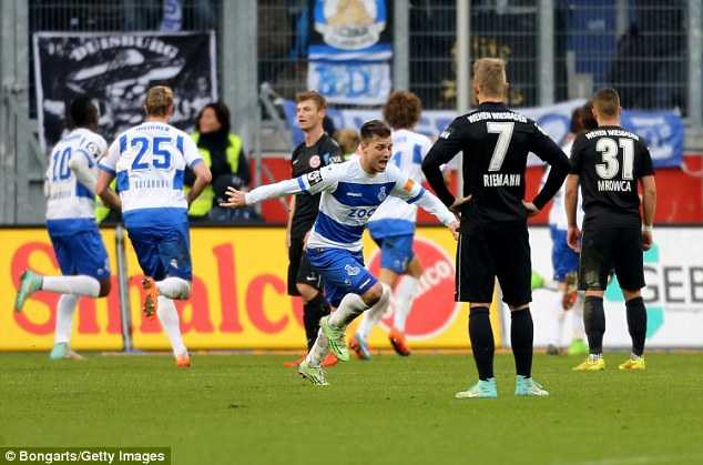 Duisburg (áo xanh) đang thi đấu ở giải hạng ba nước Đức