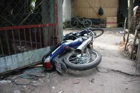 Khi cảnh sát ập vào, một số người lên xe tháo chạy nhưng mọi ngõ ngách đã bị vây ráp.