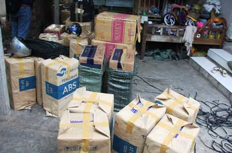 Khám xét tại nhà Nê phát hiện hàng chục ngàn gói thuốc lá lậu.