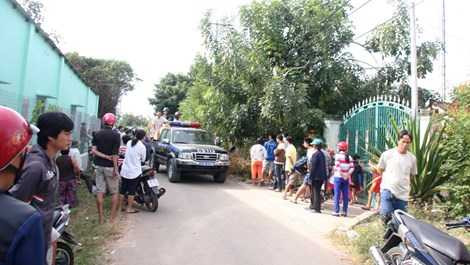 Đến trưa cùng ngày, còn rất đông người hiếu kì tập trung xung quanh theo dõi.