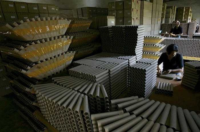 Để sản xuất ra pháo hoa màu sắc sống động, rực rỡ, người nghệ nhân phải kết hợp giữa nhiều loại hóa chất với nhau.