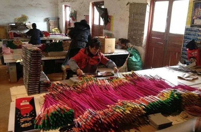 Nhà máy làm pháo hoa Tanghua (Trung Quốc), được xây dựng vào năm 1992 và xuất khẩu khoảng 300.000 thùng pháo hoa mỗi năm.