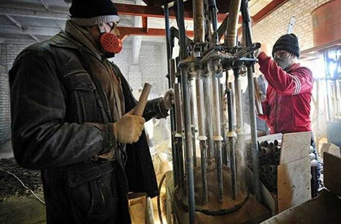 Quy trình sản xuất rất phức tạp, cần phải tối ưu hóa và tính toán chi tiết. Công nhân phải đeo mặt nạ chống độc khi thực hiện quy trình cho thuốc phóng vào ống.