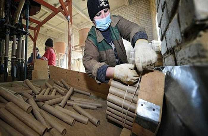 Quy trình làm pháo hoa không quá khó nhưng nguy hiểm vì con người phải tiếp xúc với các vật liệu dễ cháy nổ.