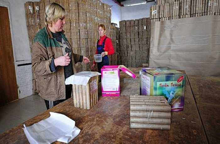 Cuối cùng, những ống pháo hoa được hoàn thành và đóng gói cẩn thận trước khi phân phối ra thị trường.