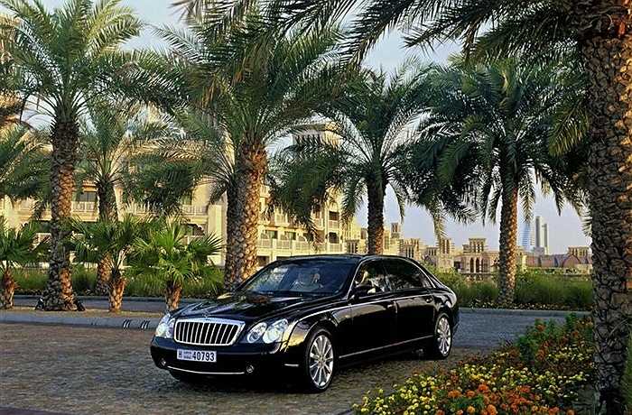 Trong những siêu xe đáng giá nhất thế giới thì Maybach Landaulet là mẫu có tốc độ thấp nhất. Chiếc limosine 4 cửa này được thiết kế theo phong cách xe hơi thông dụng hơn là xe đua. Vì vậy tính năng của nó được nhấn mạnh tại tiện nghi bên trong.