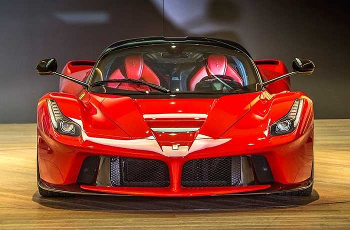 Mẫu xe nổi tiếng này của Ferrari được trang bị khối động cơ V12 sản sinh công xuất 800 mã lực cùng 1 động cơ điện kết hợp cung cấp thêm 163 mã lực. Thiết kế này cho phép Ferrari LaFerrari tăng tốc từ 0 - 100 km/h trong vòng chưa đầy 3 giây và tốc độ tối đa là hơn 350km/h.