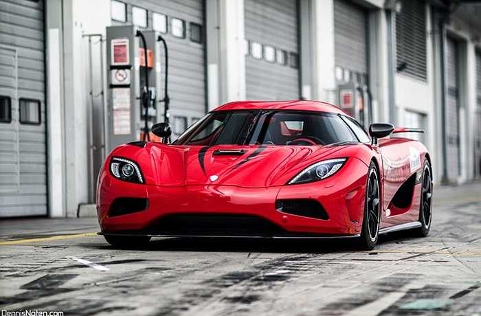 Koenigsegg Agera R tiếp tục là mẫu xe có tốc độ đáng nể. Chiếc siêu xe này vận hành bởi động cơ V8 twin-turbo 5.0 lít, 1.115 mã lực và chỉ mất 2,9 giây để tăng tốc từ 0 lên 100km/h, tốc độ tối đa cho phép đạt 418 km/h.