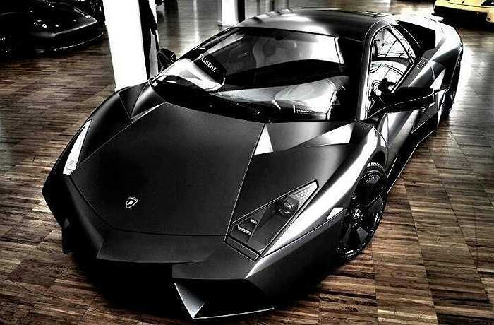 Lamborghini Reventon là mẫu xe đắt giá thứ 3 trong danh sách, được sản xuất tại SantAgata Bolognese, phía bắc nước Ý. Xe được đặt tên theo một con bò nổi tiếng đã từng tham gia nhiều trậu đấu bò tại Tây Ban Nha vào những năm 1940. Xe sở hữu động cơ V12 6.5 lít, 650 mã lực. Tốc độ cao nhất đạt 339km/h và mất 3,4 giây để xe tăng tốc từ 0 lên 100km/h.