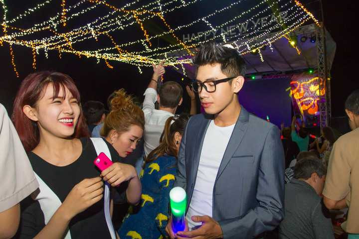 Trong một sự kiện diễn ra tai Nha Trang vừa qua, Quang Đăng đã có những khoảnh khắc vui vẻ bên một hot girl Nha Trang.