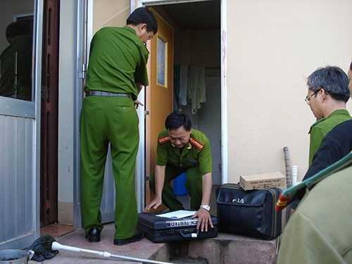  Khám nghiệm hiện trường vụ nhân viên Bưu điện Cầu Voi (tỉnh Long An) bị giết hại.