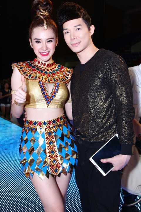 Ngay sau khi kết thúc đêm thi Nathan Lee đã dành thời gian nén lại để hỏi thăm và chia sẻ kinh nghiệm với đàn em Angela Phương Trinh.