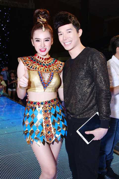 Cả hai còn vui vẻ tạo dáng trước ống kính đẹp đôi như một cặp tình nhân.