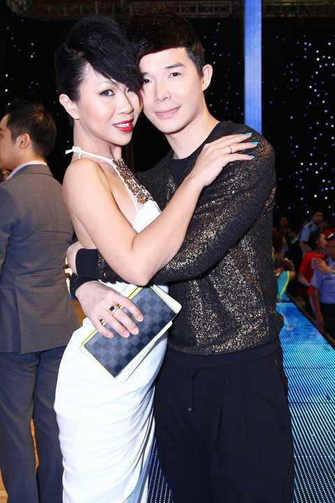 Nam ca sĩ điển trai còn không ngại ôm chặt giám khảo Trác Thuý Miêu, một trong những người bạn thân lâu năm nhất của anh tại Việt Nam.