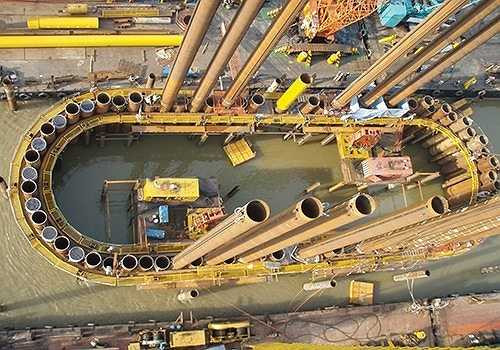 Những công nghệ và kỹ thuật tiên tiến nhất thế giới được ứng dụng khi thi công dự án cầu Nhật Tân. Các trụ tháp được đặt trên nền móng vòng vây cọc ống thép SPSP hiện đại, lần đầu được áp dụng ở Việt Nam.