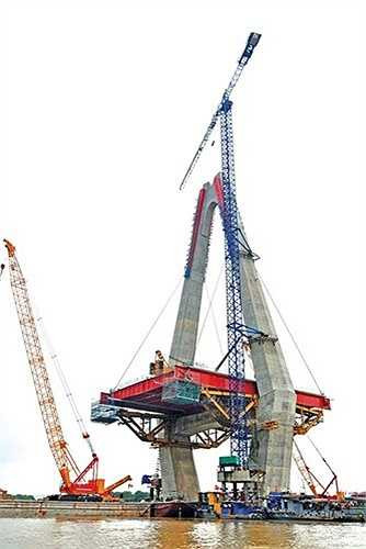 Những dây văng đầu tiên của nhịp cầu chính bắt đầu được lắp đặt.