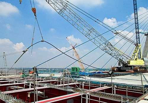 Công việc văng dây đòi hỏi sự phối hợp nhịp nhàng, chính xác giữa các bộ phận thi công.