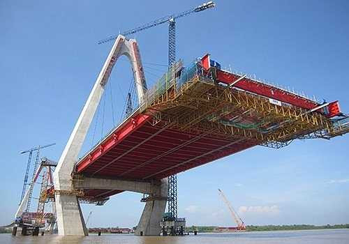 Thi công lắp hẫng nhịp cầu chính vượt sông Hồng. Mỗi đoạn dầm 12m được lắp đặt đối xứng cân bằng một cách cẩn trọng.