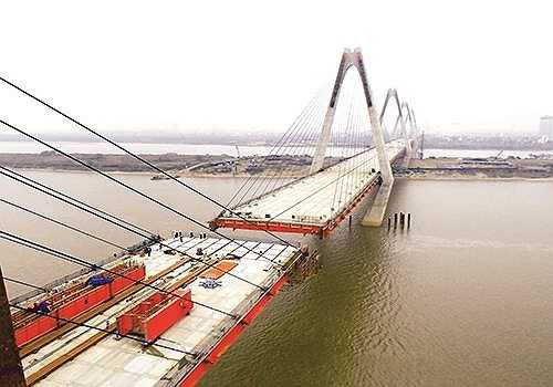 Để hợp long ở giữa nhịp cần độ chính xác về vị trí dầm, độ chính xác theo phương ngang và đứng của mặt cắt dầm và của các mối nối, các kỹ sư phải phân tích lực căng dây văng, vật liệu và nhiệt độ không khí, từ đó xác định giới hạn cho phép ở mỗi bước thi công.