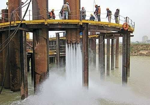 Đóng cọc dưới trụ cầu P12 sử dụng máy xói tia nước (CJ330E) .