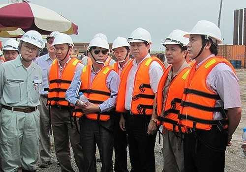 Thứ trưởng Bộ GTVT Nguyễn Hồng Trường (đầu tiên bên phải) cũng luôn theo sát dự án, kịp thời tháo gỡ những vướng mắc nảy sinh trong quá trình thi công.