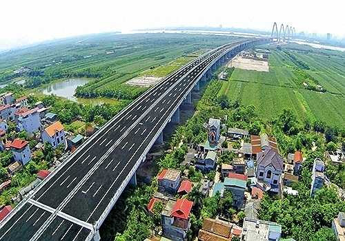 Ngoài cầu chính dài 1.500m, phần cầu dẫn có tổng chiều dài 2.255m gồm cầu dầm bê tông cốt thép dự ứng lực và cầu dầm Super-T.