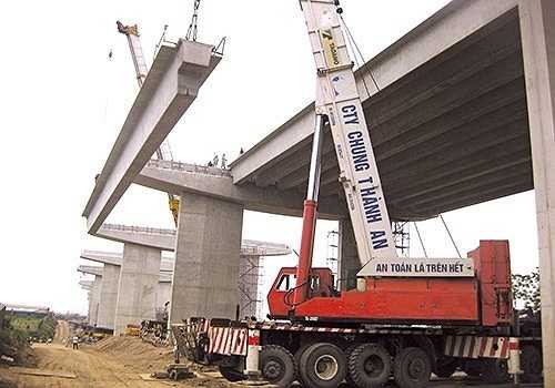 Dầm Super-T được gác lên dầm ngang trụ cầu dẫn.