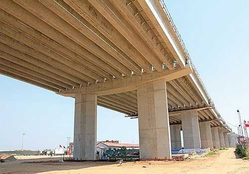 Dầm Super-T sau khi lắp đặt lên trụ cầu dẫn phía Bắc.