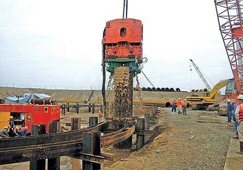 Đóng cọc thử cho cọc dưới tại trụ P14 bằng búa rung (PTC HV100) kết hợp máy xói (CJ330E).