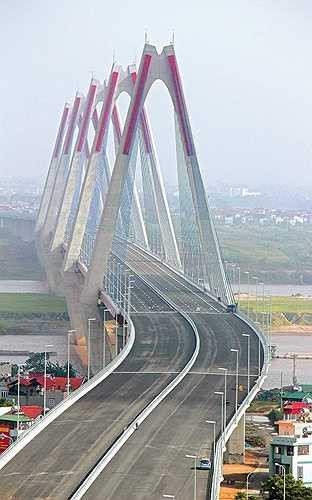 Thiết kế cầu Nhật Tân cũng mang nhiều ý nghĩa, năm trụ tháp tượng trưng cho 5 cửa ô chào đón bạn bè trong nước và quốc tế tới Thủ đô Hà Nội, đó cũng là hình ảnh tượng trưng cho 5 cánh hoa đào thắm tình hữu nghị Việt Nam - Nhật Bản.