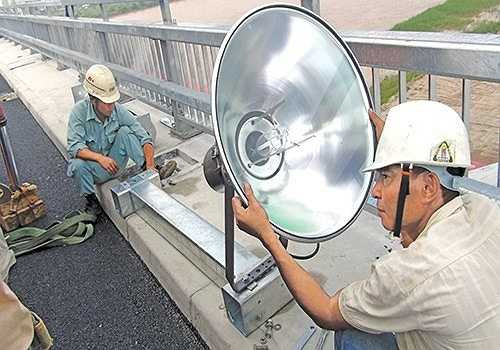 Ngoài đèn chiếu sáng, cầu Nhật Tân còn được lắp hệ thống đèn màu trang trí.