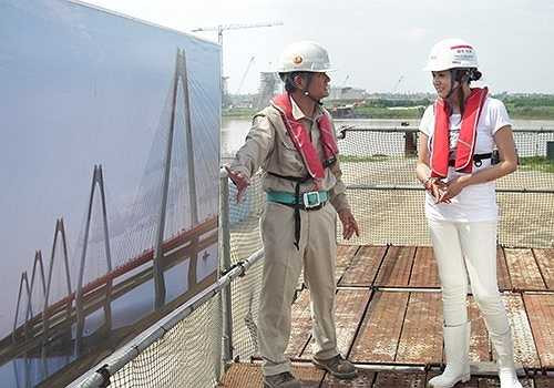 Là công trình mang biểu tượng hữu nghị của Việt Nam và Nhật Bản, trong quá trình thi công cũng như khi gần hoàn thiện, cầu Nhật Tân đã đón những vị khách đặc biệt đến thăm (Trong ảnh: Nữ diễn viên nổi tiếng người Nhật Norika Fujiwara thăm cầu để thực hiện phóng sự về việc chuyển giao công nghệ ở các dự án tại Việt Nam được Nhật Bản hỗ trợ).