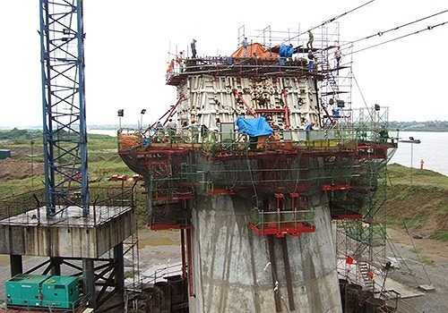 Thi công trụ tháp cầu chính.