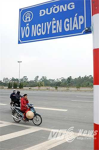 Người dân vô tư chạy xe, không đội mũ bảo hiểm trên đường Võ Nguyên Giáp.