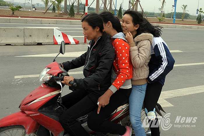 Chở 4, không đội mũ bảo hiểm chạy trên đường cao tốc.