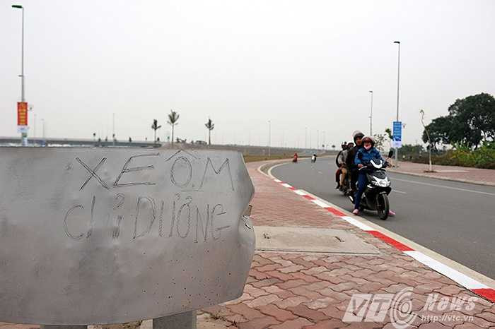 ‘Xe ôm chỉ đường’ là ‘tấm biển chỉ dẫn’ hữu dụng nhất trên tuyến đường có tổng mức đầu tư 6.742 tỉ đồng (Ảnh: Việt Linh)
