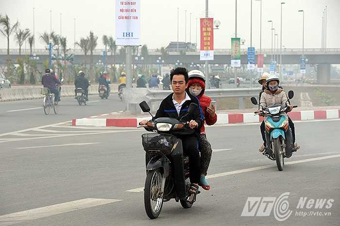 Theo ghi nhận của PV báo VTC News, chỉ trong khoảng nửa tiếng đồng hồ đã có đến hàng trăm lượt người dân không đội mũ bảo hiểm, chạy ngược chiều với tốc độ cao trên tuyến đường Võ Nguyên Giáp.